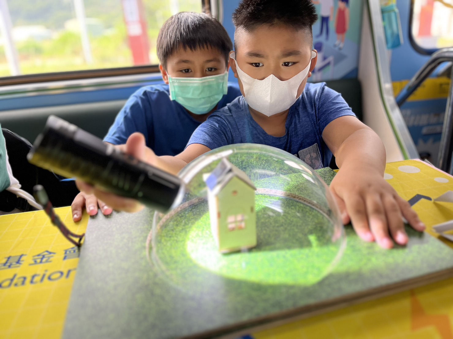 DG视讯參與基礎科學主題車廂，以STEAM教學精神，設計「逐日科學家」、「太陽能工程師」以及「淨零建築師」三大能源科普課程和實驗